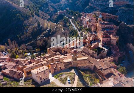 Vista aerea di antichi manieri e delle mura del castello di Albarracin circondato da colline pietrose, Aragona, Spagna Foto Stock