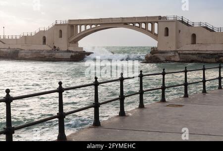 Paesaggio con ponte di Montazah e ringhiere costiere, Alessandria, Egitto Foto Stock