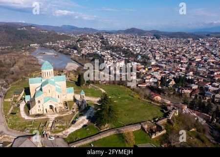 Vista dal drone della Cattedrale di Bagrati e del centro di Kutaisi in primavera, Georgia Foto Stock