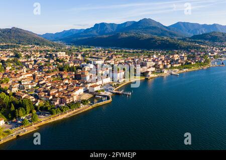 Vista aerea di Luino, è un piccolo paese sulla riva del Lago maggiore in provincia di Varese, Italia Foto Stock