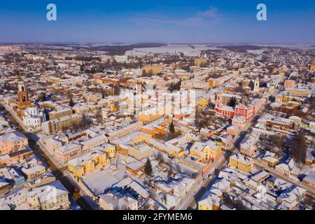 Vista panoramica aerea delle case innevate e delle chiese della città russa di Yelet nella soleggiata giornata invernale, Lipetsk Oblast Foto Stock