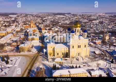 Vista dal drone della Cattedrale dell'Ascensione degli Yelet sullo sfondo con il paesaggio urbano nella soleggiata giornata invernale, la Russia Foto Stock