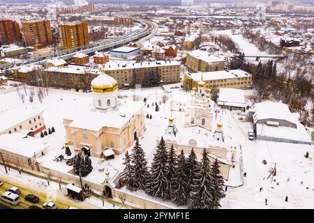 Vista dal drone del Convento della Trinità di Penza che si affaccia cupole dorate dei templi il giorno d'inverno, la Russia Foto Stock