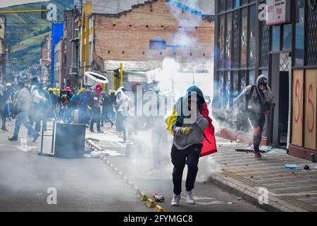 Passo, Colombia. 28 maggio 2021. Il gas lacrimogeno viene utilizzato durante gli scontri con la polizia antisommossa ESMAD, mentre la Colombia segna il suo primo mese di proteste anti-governative contro la legge fiscale e le riforme sanitarie del presidente Duque e la brutalità e i disordini della polizia, migliaia di persone inondano le strade di Pato, Narino, Colombia, il 28 maggio 2021. Credit: Long Visual Press/Alamy Live News Foto Stock