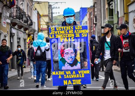 Passo, Colombia. 28 maggio 2021. Un dimostratore porta un segno che cita Jaime Garzon che recita "se i giovani non prendono il controllo del proprio paese nessuno lo salverà per voi", come la Colombia segna il suo primo mese di proteste anti-governative contro la legge fiscale del Presidente Duque, le riforme sanitarie e la brutalità della polizia E disordini, migliaia inondano le strade di Pato, Narino, Colombia il 28 maggio 2021. Credit: Long Visual Press/Alamy Live News Foto Stock