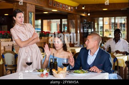 Triangolo d'amore - moglie ha preso il marito con la padrona in un ristorante Foto Stock