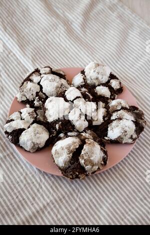 Biscotti crinze al cioccolato fatti in casa su un piatto rosa, vista laterale. Foto Stock