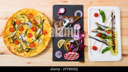 Frutti di mare. Vista superiore assortiti di piccolo mare piatti di pesce sul tavolo di legno Foto Stock