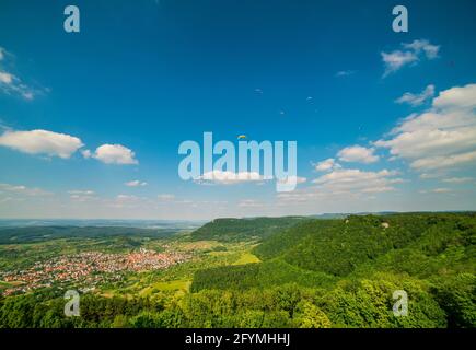 Germania, Hohenneuffen vista montagna sopra le case della città di beuren e la valle verde senza fine paesaggio del giura svevo e innumerevoli paradigmi in th Foto Stock