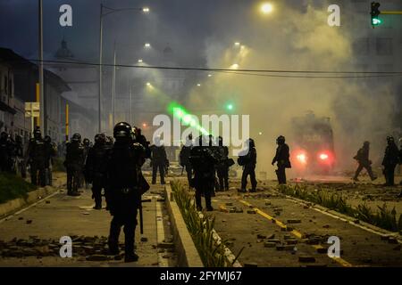 Passo, Narino, Colombia. 28 maggio 2021. Con il gas lacrimogeno e i camion armati di rivolta la polizia colombiana (ESMAD) risponde agli scontri con i dimostranti mentre la Colombia segna il suo primo mese di proteste anti-governative contro la legge fiscale e le riforme sanitarie del presidente Duque e la brutalità e i disordini della polizia, migliaia di persone inondano le strade di Pato, Narino, Colombia, il 28 maggio, 2021. Credit: Camilo Erasso/LongVisual/ZUMA Wire/Alamy Live News Foto Stock