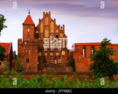 Facciata principale del castello di ordine teutonico situato a Torun, Polonia Foto Stock