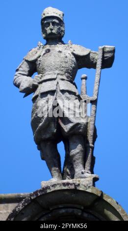 Castello Kennedy Gardens & Gardens, Dumfries & Galloway, Scozia nel 2021 - una figura dei Cavalieri Templari sulla cima della facciata del castello di Inchcliff. Foto Stock