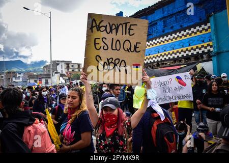 Passo, Narino, Colombia. 28 maggio 2021. Un dimostratore ha un segno che dice ''resistere è ciò che persisterà''' mentre la Colombia segna il suo primo mese di proteste anti-governative contro la legge fiscale del Presidente Duque e le riforme sanitarie, la brutalità e i disordini della polizia, migliaia di persone inondano le strade di Pato, Narino, Colombia, il 28 maggio 2021. Credit: Camilo Erasso/LongVisual/ZUMA Wire/Alamy Live News Foto Stock