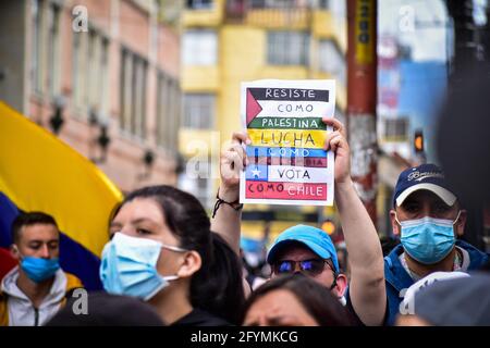 Passo, Narino, Colombia. 28 maggio 2021. Un manifestante ha un segno con le bandiere di Palestina, Colombia e Cile che recita ''resistere come la palestina, combattere come la Colombia, votare come il Cile'', mentre la Colombia segna il suo primo mese di proteste anti-governative contro la legge fiscale e le riforme sanitarie del Presidente Duque, nonché la brutalità e i disordini della polizia, Migliaia di persone inondano le strade di Pato, Narino, Colombia, il 28 maggio 2021. Credit: Camilo Erasso/LongVisual/ZUMA Wire/Alamy Live News Foto Stock