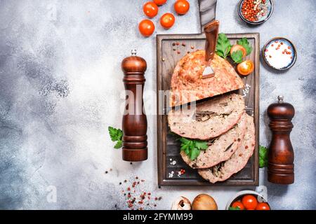Meatloaf con mashroom, cucina americana classica con carne macinata di manzo al forno sul tagliere. Vista dall'alto Foto Stock
