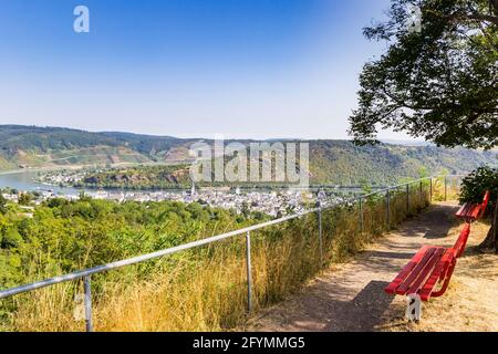 Panchine rosse che si affacciano sulla curva del fiume Reno vicino a Boppard, Germania Foto Stock