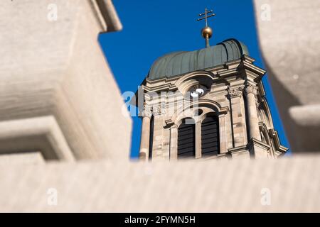 Einsiedeln, Svizzera - 25 novembre 2020: Un campanile di un'abbazia benedettina a Einsiedeln Foto Stock