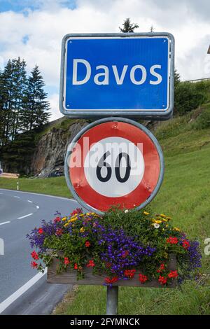 Davos, Svizzera - 17 luglio 2020: Davos è una stazione sciistica e comune del Cantone di Graubunden in Svizzera. Noto anche per la prestigiosa Foto Stock