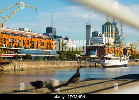 Vista del porto e di quartiere Puerto Madero sulle rive della baia di Buenos Aires. Argentina, Sud America Foto Stock