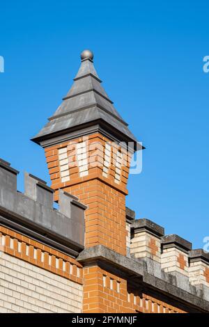 Rheinfelden, Svizzera - 25 novembre 2020: Dettaglio architettonico dell'antico stabilimento svizzero di Rheinfelden Foto Stock