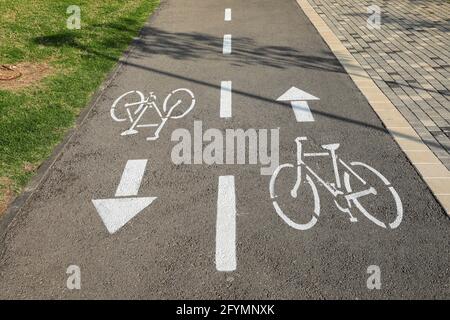 Pista ciclabile. Cartello della corsia per biciclette su una strada. Foto Stock