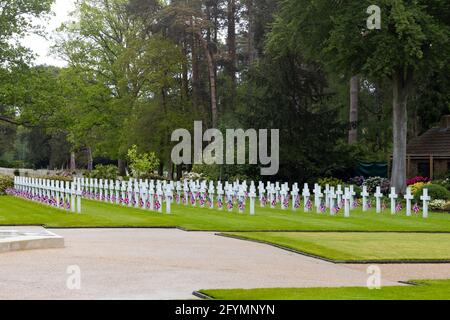 Le tombe dei militari statunitensi, morti nel Regno Unito durante entrambe le guerre mondiali, e sepolti nel cimitero militare di Brookwood, sono decorate con le bandiere nazionali del Regno Unito e degli Stati Uniti in preparazione della cerimonia del Memorial Day domenica 30 maggio 2021 Foto Stock