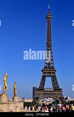 FRANCIA. PARIGI (75) LA TORRE EIFFEL SI VEDE DAL PALAIS DE CHAILLOT E DALLA PLAZA DEL TROCADERO Foto Stock