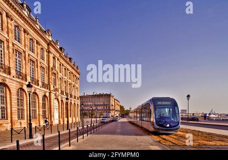 FRANCIA. GIRONDE (33) CITTÀ DI BORDEAUX. TRAMWAY ON THE QUAYS (PATRIMONIO MONDIALE DELL'UNESCO NEL 2007) Foto Stock