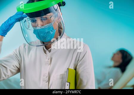 Lavoratore medico esausto nei DPI Foto Stock