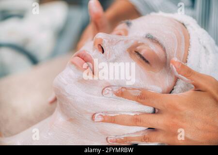 Trattamento rigenerante della maschera facciale della pelle Foto Stock
