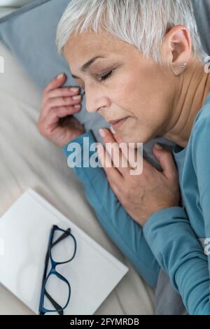 Donna che dorme Foto Stock