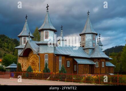 Tradizionale chiesa in legno nel villaggio Carlibaba, Romania Foto Stock