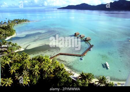 POLINESIA FRANCESE. ARCIPELAGO DELLA SOCIETÀ. ISOLA DI TAHAA. VAHINE ISLAND (VISTA AEREA), PICCOLO HOTEL DI LUSSO SULLA BARRIERA CORALLINA NEL CUORE DEL PACIFICO O Foto Stock
