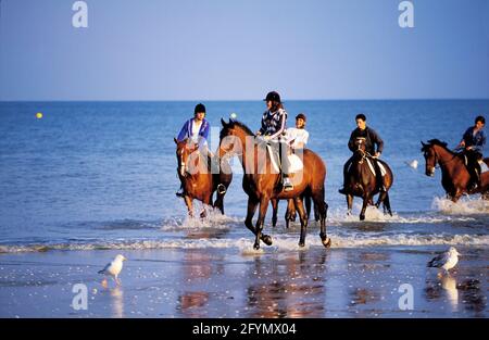 FRANCIA. LOIRE-ATLANTIQUE (44) LA BAULE. EQUITAZIONE SULLA SPIAGGIA Foto Stock