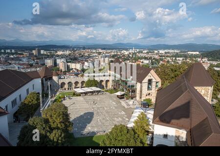 Lubiana, Slovenia - 13 agosto 2020: Paesaggio urbano di Lubiana, la capitale della Repubblica Slovenia e il castello Foto Stock