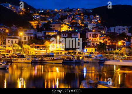 Porto di Kas di notte visto dal mare, Costa Licia, Turchia Foto Stock