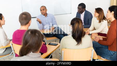 L'allenatore conduce corsi di formazione aziendale presso l'università Foto Stock