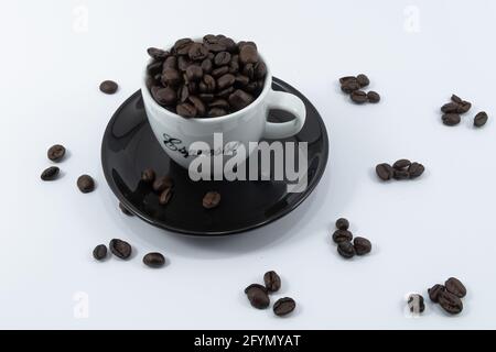 Zurigo, Svizzera - 12 giugno 2020: Una tazza di caffè espresso ripieno di chicchi Foto Stock