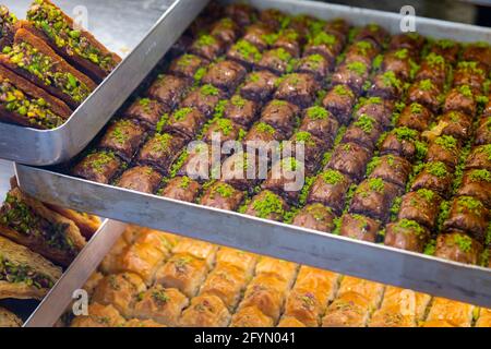 Baklava di pasta filata addolcita con miele e ripiena di noci tritate e pistacchi. Dessert turco tradizionale in vendita Foto Stock