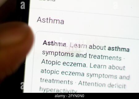 Atmhma News.News sul telefono cellulare in mani. Fuoco selettivo e aberrazione cromatica effetti. Foto Stock