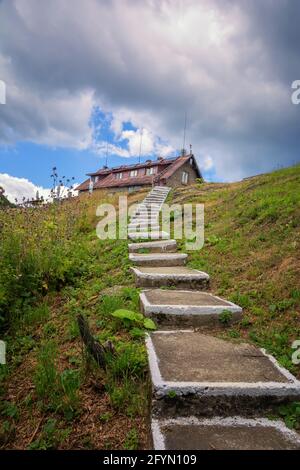 Popolare rifugio turistico Mazalat.Central Balkan National Park, Bulgaria Foto Stock