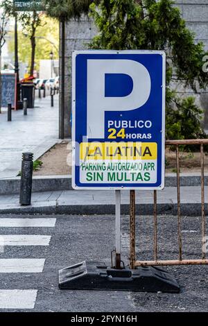 MADRID, SPAGNA - 06 aprile 2021: Madrid, Spagna. 6 aprile 2021. Immagine verticale di un cartello di parcheggio autorizzato nel centro di Madrid, a la Latina. Par. Autorizzato Foto Stock