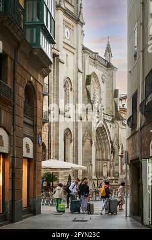 Via Bidebarrieta e Cattedrale di Santiago sullo sfondo, Bilbao, Biscay, Paesi Baschi, Spagna. Foto Stock