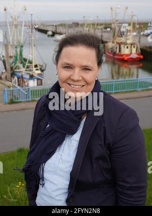 Pellworm, Germania. 10 maggio 2021. Sarah Michna, direttore del centro termale di Pellworm, è in piedi al porto. Credit: Marco Brandt/dpa/Alamy Live News Foto Stock