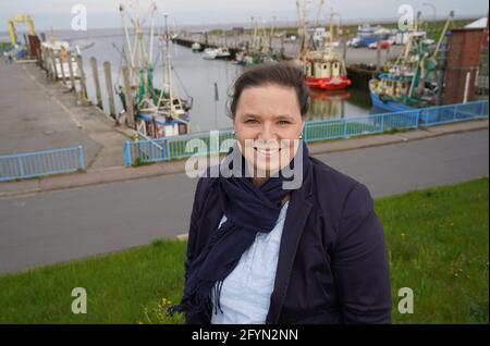 Pellworm, Germania. 10 maggio 2021. Sarah Michna, direttore del centro termale di Pellworm, è in piedi al porto. Credit: Marco Brandt/dpa/Alamy Live News Foto Stock