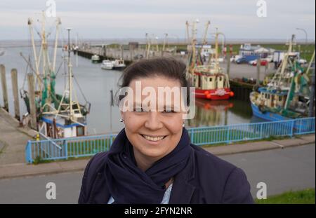 Pellworm, Germania. 10 maggio 2021. Sarah Michna, direttore del centro termale di Pellworm, è in piedi al porto. Credit: Marco Brandt/dpa/Alamy Live News Foto Stock