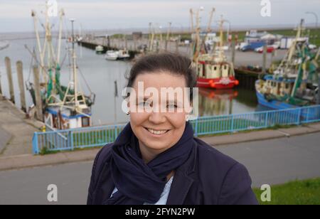 Pellworm, Germania. 10 maggio 2021. Sarah Michna, direttore del centro termale di Pellworm, è in piedi al porto. Credit: Marco Brandt/dpa/Alamy Live News Foto Stock