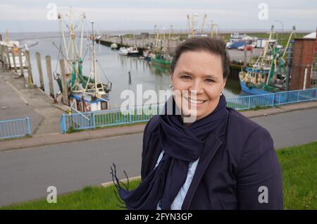 Pellworm, Germania. 10 maggio 2021. Sarah Michna, direttore del centro termale di Pellworm, è in piedi al porto. Credit: Marco Brandt/dpa/Alamy Live News Foto Stock