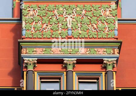 Basilea, Svizzera - 14 febbraio 2021: Dettaglio della decorazione sulla facciata del municipio di Basilea Foto Stock