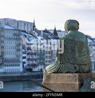 Basilea, Svizzera - 14 febbraio 2021: Statua sul ponte Medium di Basilea che rappresenta il popolo svizzero in viaggio Foto Stock